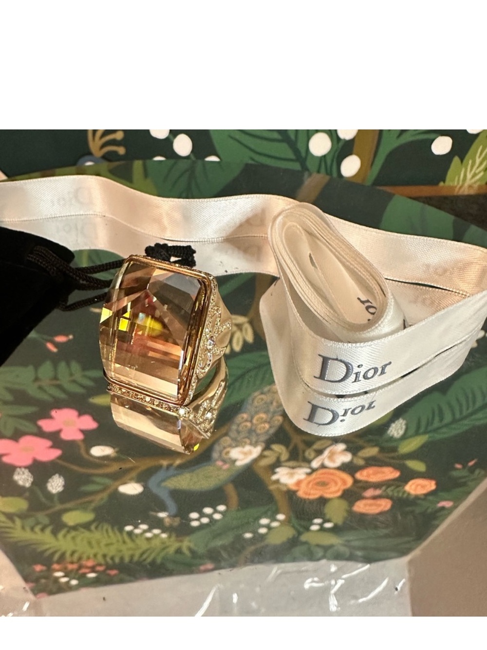 CHRISTIAN DIOR LOGO BIJOU RIBBON
CRYSTAL RING (Size 7-7.5) 💍 💛🔥